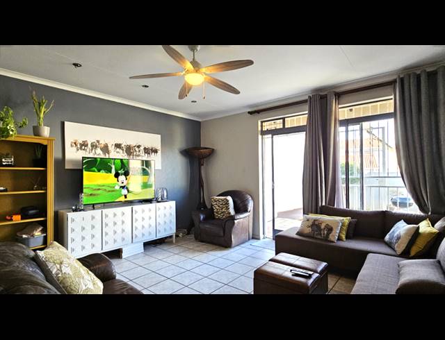 3 BEDROOM TOWNHOUSE FOR SALE IN MORELETA PARK